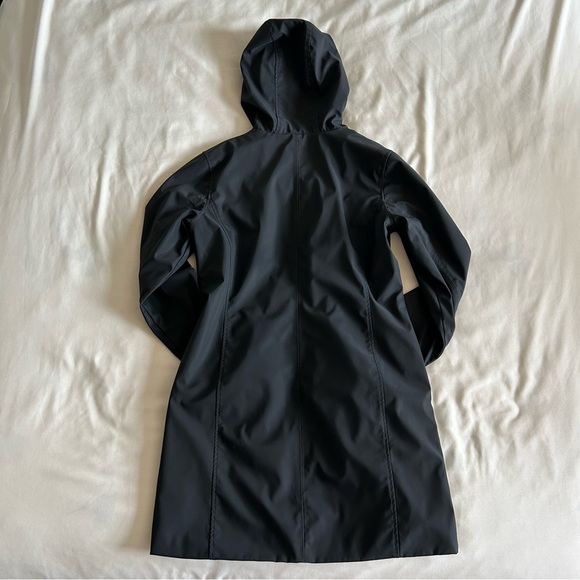 Beechers Brook Black Rain Coat | Small - Picture 3 of 9